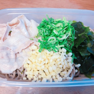 楽チン！ワカメと豚肉の蕎麦弁当